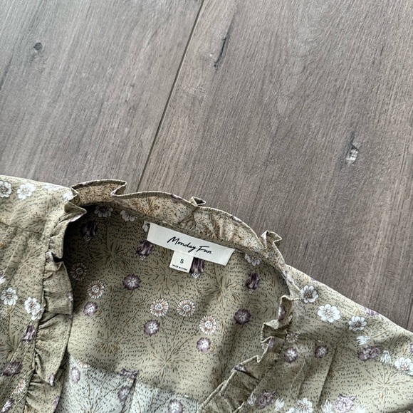 New Monday Fun Sage Green floral Button Up Blouse - Picture 5 of 7